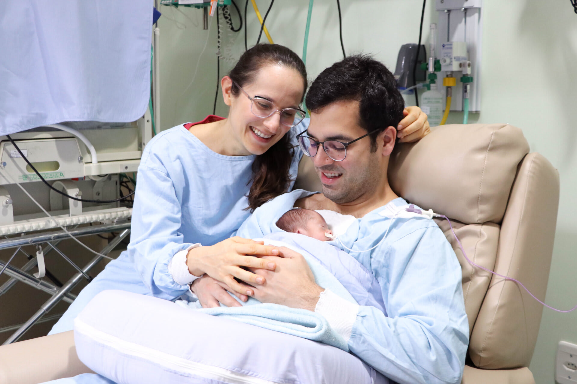 Clarice Maria e seus pais, no Hospital São Vicente de Paulo em Passo Fundo (RS) Fonte: https://hsvp.com.br/post/3278/novembro-roxo--mes-da-prematuridade-incentiva-o-contato-pele-a-pele-entre-pais-e-bebe